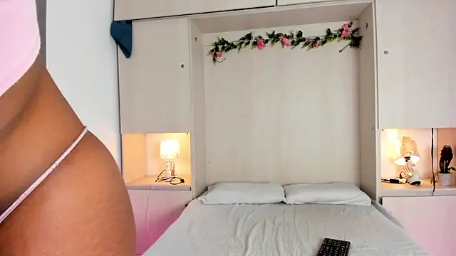 Snapshot of KendallRosse1 chatting on 06.17.26 KendallRosse1 online show from 06.17.26