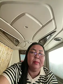 Snapshot of NDith chatting on 04.05.26 NDith online show from 04.05.26