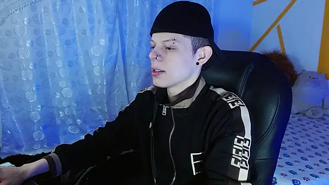 Snapshot of Matthew_Boy_ chatting on 12.19.24 Matthew Boy online show from 12.19.24