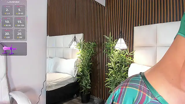 Snapshot of CailynBrowm chatting on 10.22.25 CailynBrowm online show from 10.22.25