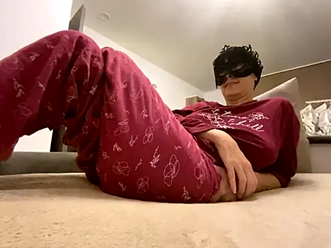 Marilou1983 online show from 11.18.25