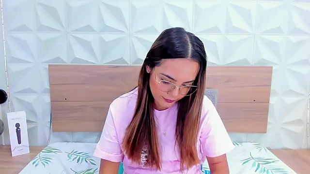 Stacey white  online show from 02.04.25