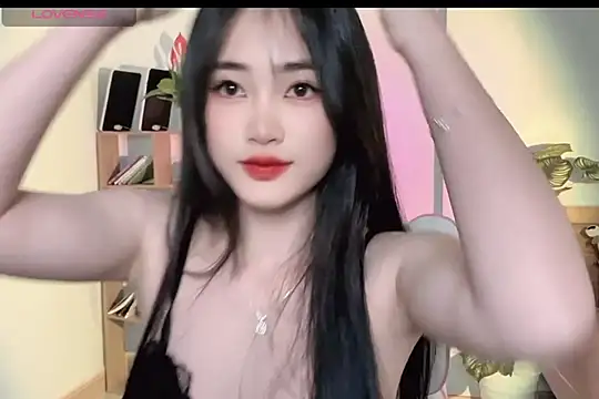 Snapshot of _Aimy_ chatting on 03.08.25 Aimy online show from 03.08.25