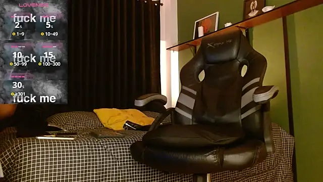 Snapshot of castle_87 chatting on 10.18.25 castle 87 online show from 10.18.25