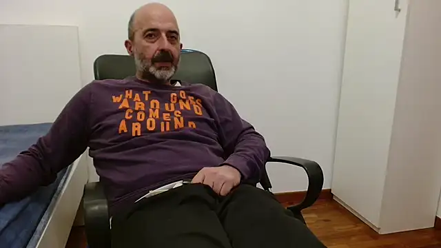 Snapshot of newsimo74 chatting on 11.01.25 newsimo74 online show from 11.01.25