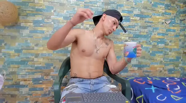 Snapshot of MasterSEX420 chatting on 01.15.25 MasterSEX420 online show from 01.15.25