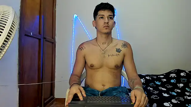 Snapshot of MasterSEX420 chatting on 10.01.25 MasterSEX420 online show from 10.01.25