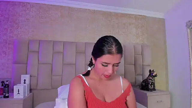 Snapshot of EmmaTorres_ chatting on 12.16.24 EmmaTorres  online show from 12.16.24