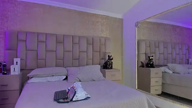 Snapshot of EmmaTorres_ chatting on 12.17.24 EmmaTorres  online show from 12.17.24