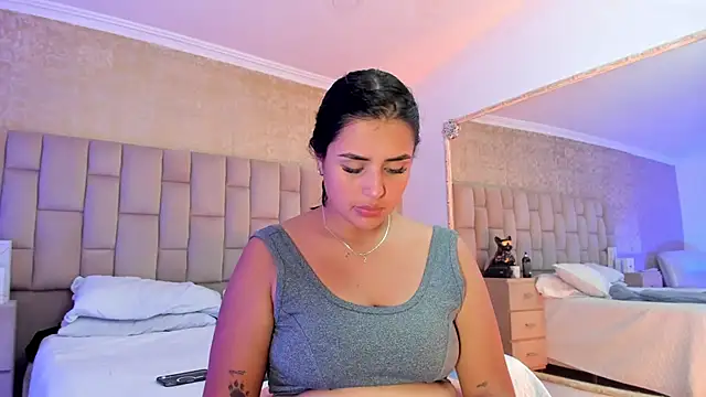 Snapshot of EmmaTorres_ chatting on 12.21.24 EmmaTorres  online show from 12.21.24