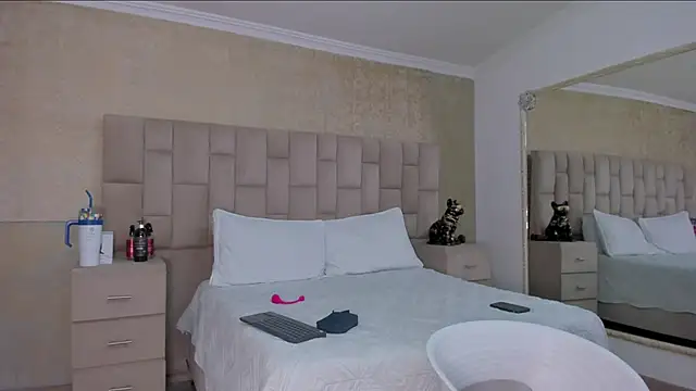 Snapshot of EmmaTorres_ chatting on 01.21.25 EmmaTorres  online show from 01.21.25