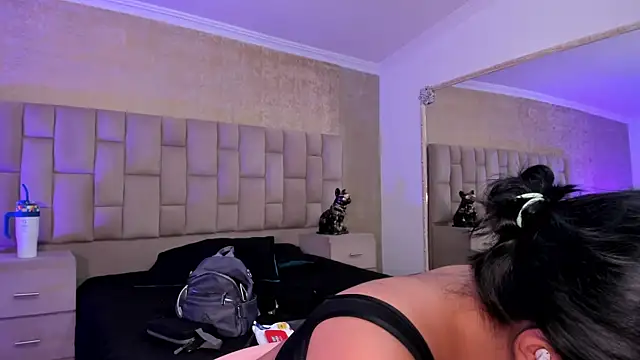 Snapshot of EmmaTorres_ chatting on 02.04.25 EmmaTorres  online show from 02.04.25