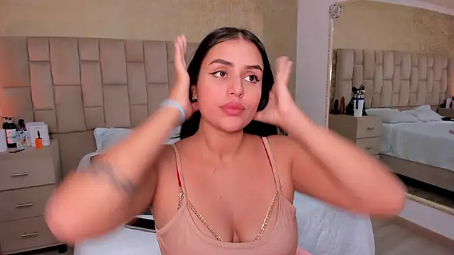 Snapshot of EmmaTorres_ chatting on 02.06.25 EmmaTorres  online show from 02.06.25