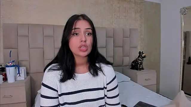 Snapshot of EmmaTorres_ chatting on 02.11.25 EmmaTorres  online show from 02.11.25