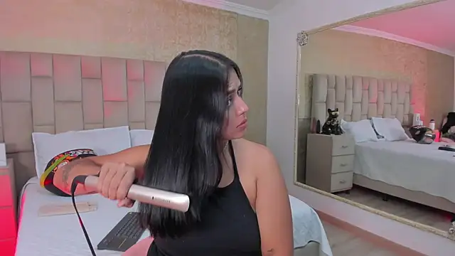 Snapshot of EmmaTorres_ chatting on 03.19.25 EmmaTorres  online show from 03.19.25