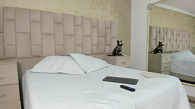 Snapshot of EmmaTorres_ chatting on 09.14.25 EmmaTorres  online show from 09.14.25