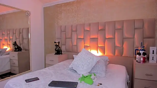 Snapshot of EmmaTorres_ chatting on 10.15.25 EmmaTorres  online show from 10.15.25