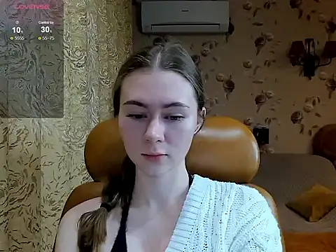 Snapshot of MadeleineWiliams chatting on 10.10.25 MadeleineWiliams online show from 10.10.25