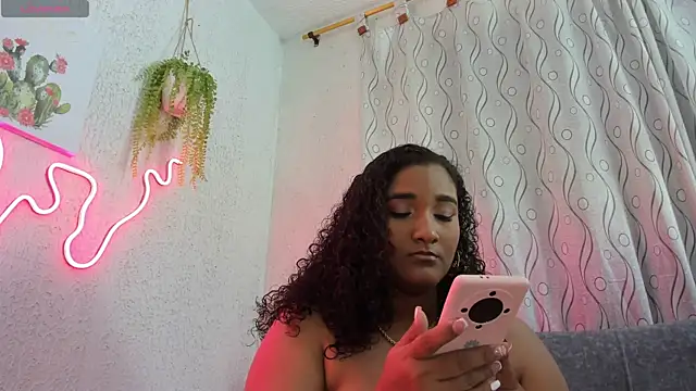 Snapshot of samanthaeliott22 chatting on 10.03.25 samanthaeliott22 online show from 10.03.25