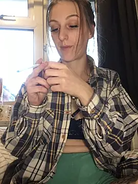 Snapshot of indie-rayne chatting on 12.10.24 indie-rayne online show from 12.10.24