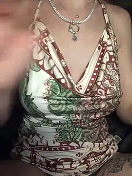 Snapshot of indie-rayne chatting on 01.04.25 indie-rayne online show from 01.04.25