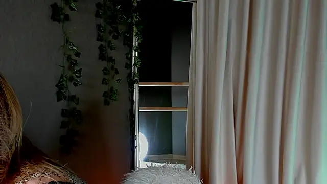 Snapshot of AnnLevine chatting on 01.12.25 AnnLevine online show from 01.12.25