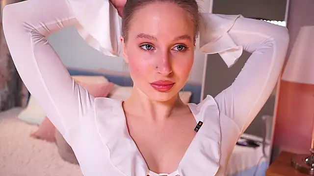 Snapshot of AnnLevine chatting on 09.30.25 AnnLevine online show from 09.30.25