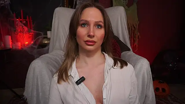 Snapshot of AnnLevine chatting on 10.30.25 AnnLevine online show from 10.30.25