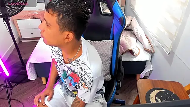 Snapshot of Backsex_boy chatting on 10.23.25 Backsex boy online show from 10.23.25