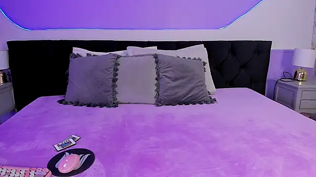 Julieta Cortes   online show from 09.20.25