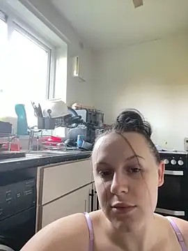 Snapshot of riri_bstvx chatting on 10.29.25 riri bstvx online show from 10.29.25