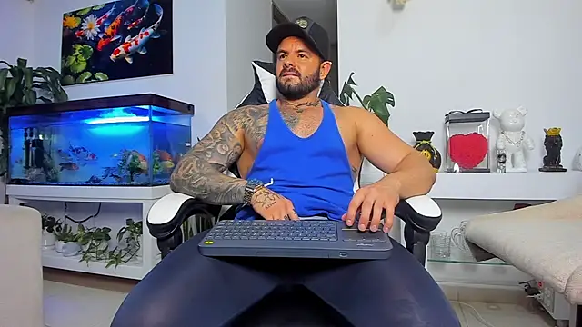 Snapshot of Johnnygrayson1 chatting on 10.03.25 Johnnygrayson1 online show from 10.03.25