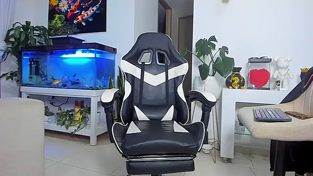 Snapshot of Johnnygrayson1 chatting on 10.13.25 Johnnygrayson1 online show from 10.13.25