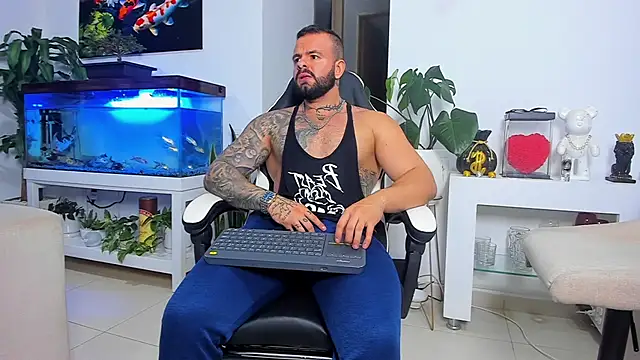 Snapshot of Johnnygrayson1 chatting on 10.16.25 Johnnygrayson1 online show from 10.16.25