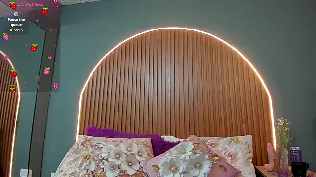 Snapshot of NayeCloud chatting on 09.19.25 NayeCloud online show from 09.19.25