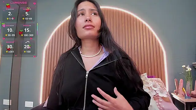 Snapshot of NayeCloud chatting on 10.04.25 NayeCloud online show from 10.04.25