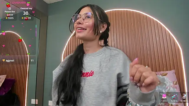 Snapshot of NayeCloud chatting on 10.14.25 NayeCloud online show from 10.14.25