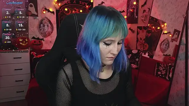 Snapshot of little_Elika chatting on 10.31.25 little Elika online show from 10.31.25