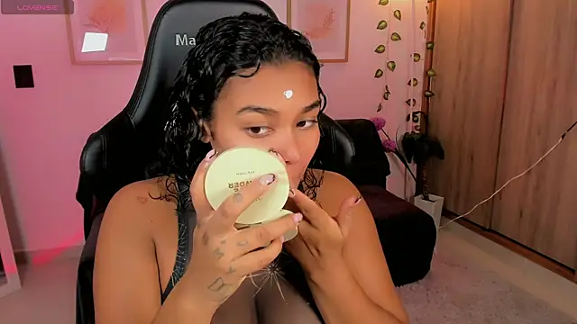 Snapshot of aleja_montiel__ chatting on 05.20.26 aleja montiel online show from 05.20.26