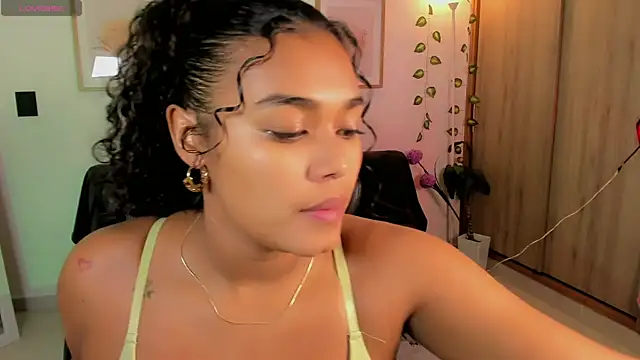 Snapshot of aleja_montiel__ chatting on 05.22.26 aleja montiel online show from 05.22.26
