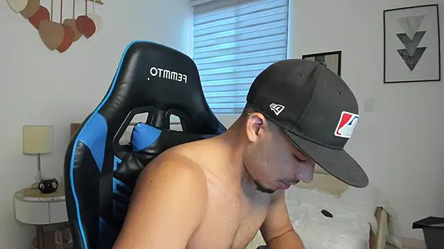 Snapshot of mateoleonee chatting on 10.01.25 mateoleonee online show from 10.01.25