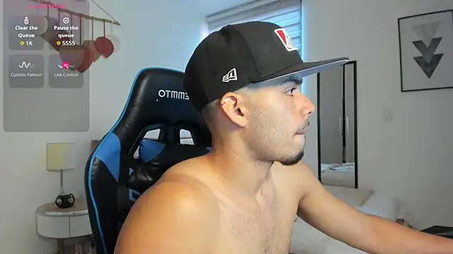 Snapshot of mateoleonee chatting on 10.02.25 mateoleonee online show from 10.02.25