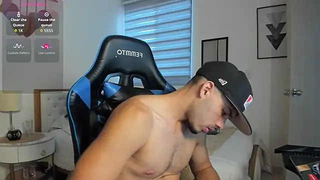 Snapshot of mateoleonee chatting on 10.03.25 mateoleonee online show from 10.03.25