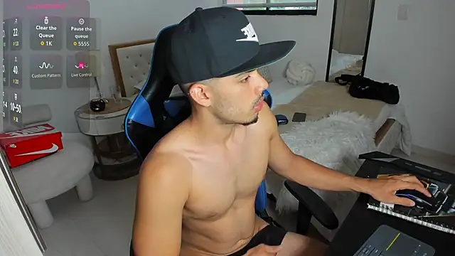 Snapshot of mateoleonee chatting on 10.11.25 mateoleonee online show from 10.11.25