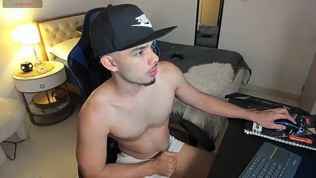 Snapshot of mateoleonee chatting on 10.18.25 mateoleonee online show from 10.18.25