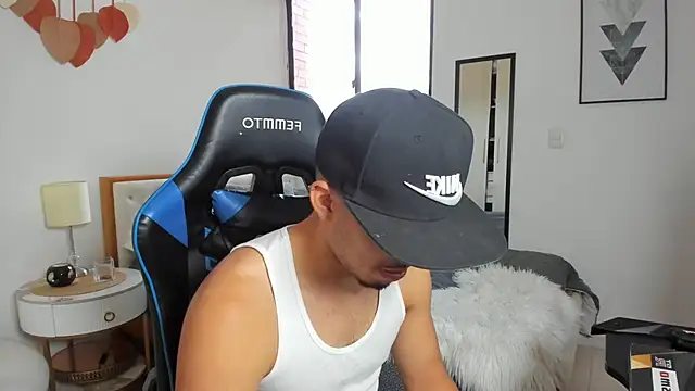 Snapshot of mateoleonee chatting on 10.18.25 mateoleonee online show from 10.18.25