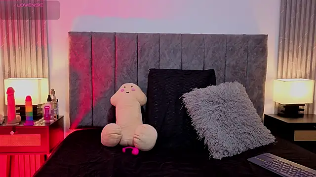 Snapshot of Ema_Stone65 chatting on 10.27.25 Ema Stone65 online show from 10.27.25