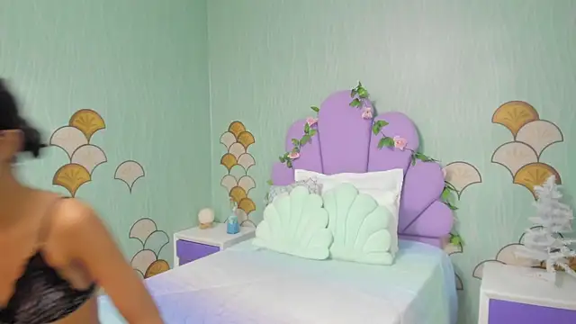 Isa little4u online show from 12.30.24