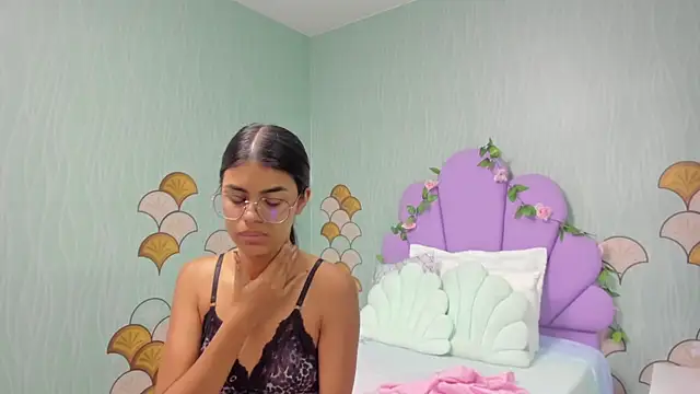 Isa little4u online show from 12.30.24