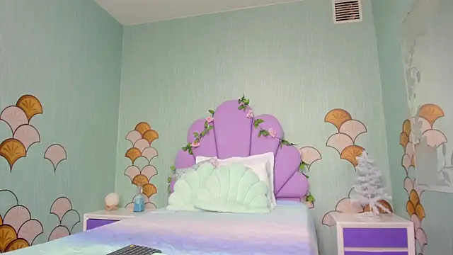 Isa little4u online show from 12.30.24